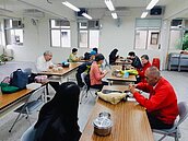 南港長青呷百二據點　不只共餐還能學才藝