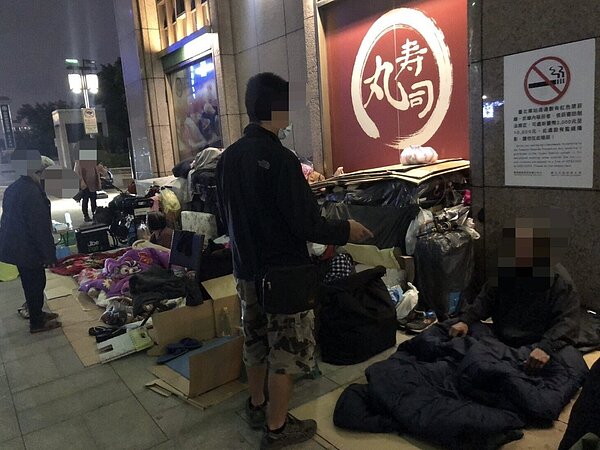 北台灣氣溫驟降,台北市社會局將動員各區社會福利服務中心及中華民國紳士協會等團體,啟動全市街友大夜訪。圖為北車周邊街友推放行李情況。圖/社會局提供