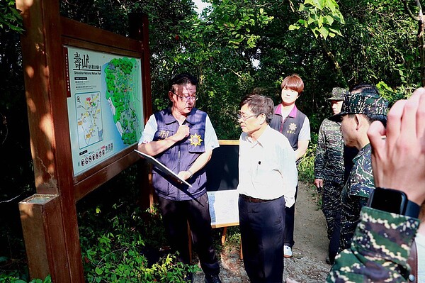 高雄市秘書長楊明州偕市府團隊，會同海軍陸戰隊指揮部人員前往案發地點及附近靶場現勘。圖／高雄市政府提供