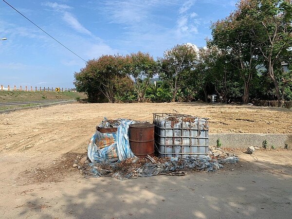 台中市太平區福隆里太堤東路臨頭汴坑溪一處河川地，不僅是髒亂點，還遭人棄置有毒廢棄物，經里長黃楷能雇工整理，把河川地整理夷為平地，並打算搭建廁所和涼亭供里民使用，僅剩內裝不明液體的大鐵銅和大型塑膠桶仍在現場。圖／黃楷能提供