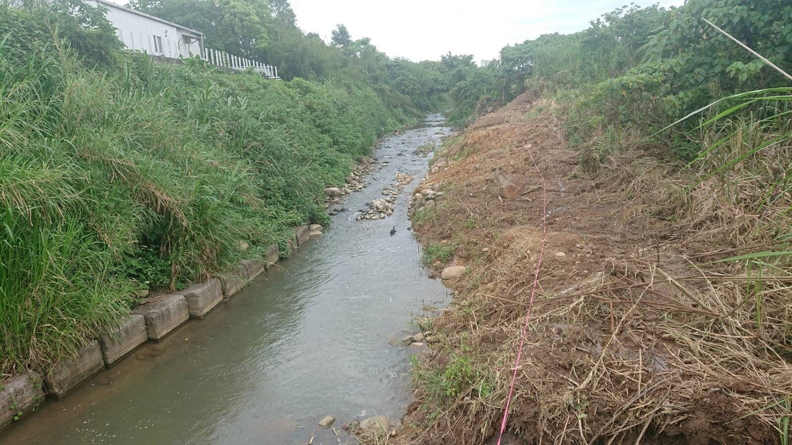 公司田溪河道崩坍，影響河道及聯外道路。圖／新北市政府提供