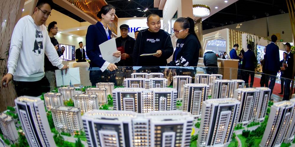 11月70個大中城市新建商品住宅價格指數年增4％，較上月年增4.3％收窄，漲幅創下近五年新低。圖／中新社