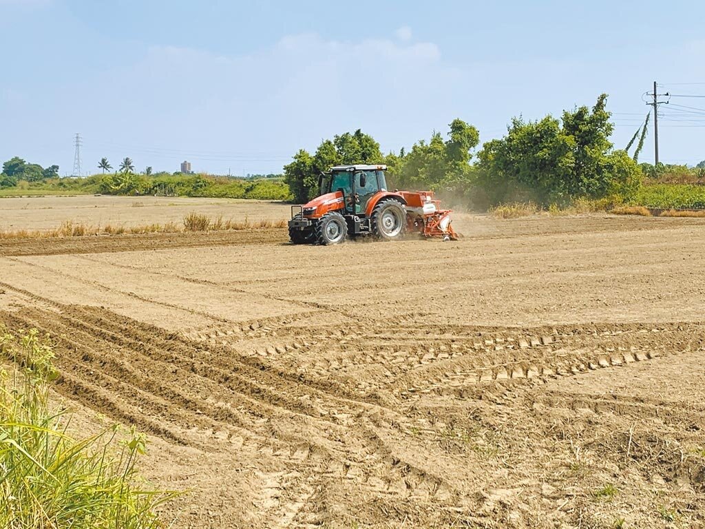 明年嘉南地區一期稻作停灌,農民於12月1日至20日向農田水利署嘉南管理處各工作站申請停灌補償,目前登記面積已逾8成。(台南市政府農業局提供/李宜杰台南傳真)