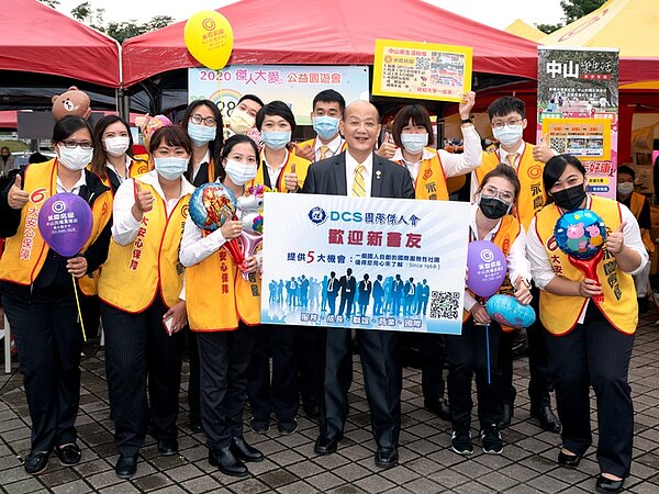國際傑人會總會長陳鋒仁(圖前右三)感謝永慶房屋熱心公益。圖/永慶房產集團提供
