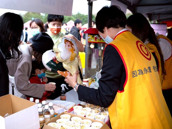 永慶團隊用心準備爆米花、卡通氣球與民眾互動。圖／永慶房產集團提供