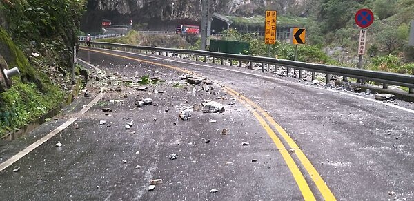 中橫公路近日頻傳落石意外,公路總局不排除建明隧道或其他型式的防護設施。圖/警方提供
