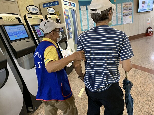 受疫情影響,台北市的長照關懷志工需求服務量能也大增,今年初至10月已成長3倍。圖為長照關懷志工陪伴獨居長者就醫服務。圖/北市衛生局提供