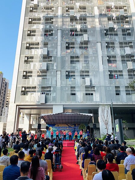 台中市社會局14日在太平育賢段社會住宅,舉辦十方身心障礙者社區式日間服務旗艦店開幕典禮。圖/台中市社會局提供