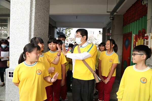 南市推「跨校合作創新學習試辦計畫」,黃偉哲與偏遠地區學校學生一起上課。圖/台南市政府提供