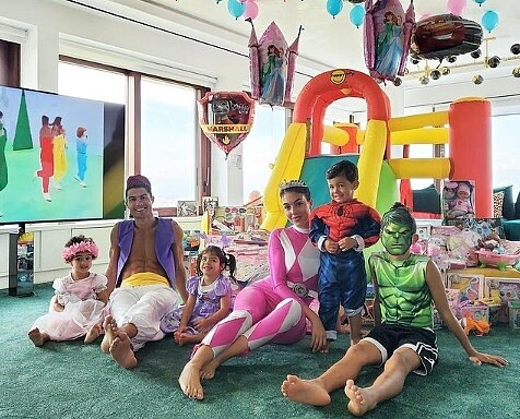 足球界最多金球員C羅名下擁有多棟豪宅。圖/翻攝自cristiano IG