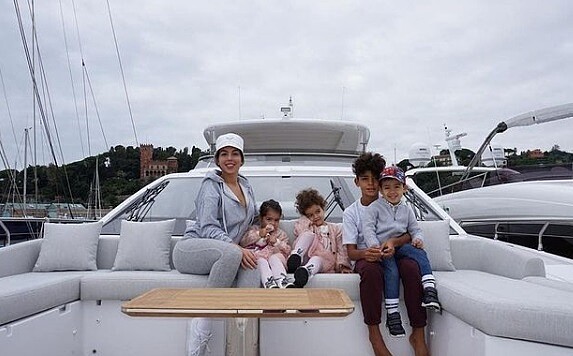 C羅買下豪華遊艇,帶著妻小出海渡假。圖/翻攝自cristiano IG