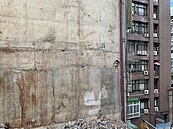隔壁拆房打穿我家牆壁！建管處：未和解不發使照