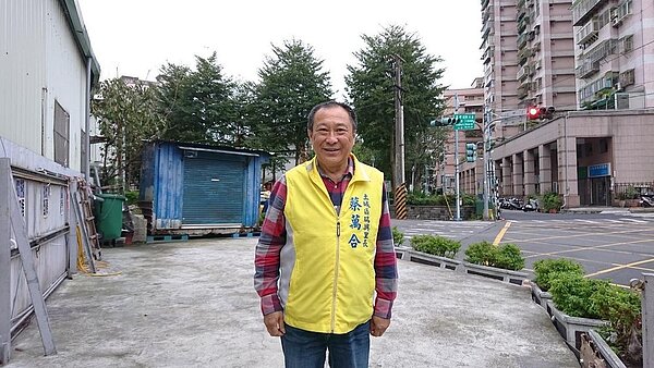 瑞興里臨近亞東技術學院及亞東醫院，外來人口眾多，里長背後的房舍，租屋市場蓬勃。圖／夏維鴻攝 