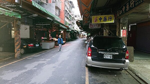 瑞興里巷弄狹窄，蔡萬合向住戶曉以大義，公平的劃出停車格。圖／夏維鴻攝 