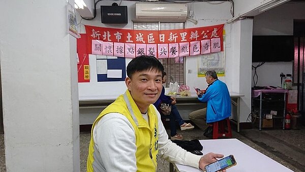 充滿活力的吳信坪，以專業解決人口快速老化問題。圖／夏維鴻攝