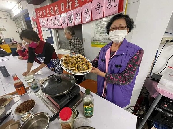 社區供餐辦活動，讓老人有個聚會的溫暖場所。圖／夏維鴻攝