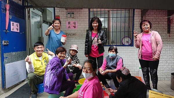 在志工們熱心照料之下，社區老年人明顯在身體活動能力增強。圖／夏維鴻攝