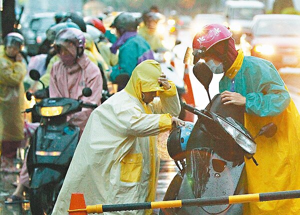 16日天氣和17日類似，持續在東北季風的影響之下，苗栗以北和東半部的雲量較多，其中的桃園以北、宜蘭和北花蓮的雲層較厚，容易有陣雨。圖／聯合報系資料照