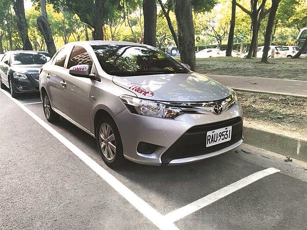 議員指出,交通局應要求業者提供車體險,並設定賠償上限。圖為iRent共享汽機車。圖/中時電子報資料照片