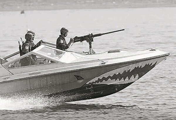 日前海軍陸戰隊進行搶灘演練,疑似M8快艇機槍射擊角度偏高,子彈拋物線越過山頭,打中正在柴山健行的陳男。(取自臉書「蝌蚪」粉專