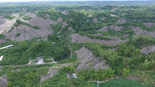 台南龍崎牛埔有世界級的泥岩惡地景觀，環團要求全區保留，畫設為自然地質公園及自然保留區。圖／台南社大提供