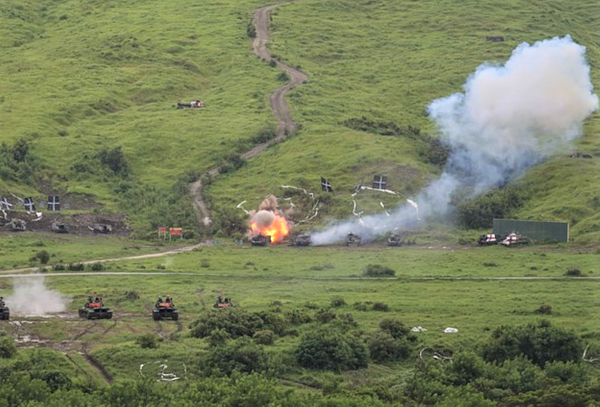 屏東三軍聯訓基地是台灣重要的陸空聯合作戰訓練場，轟隆砲擊噪音引來民怨，立委周春米15日邀恆春鎮長陳文弘北上爭取加碼補償，國防部回應將由睦鄰工作小組審議。記者潘欣中／翻攝