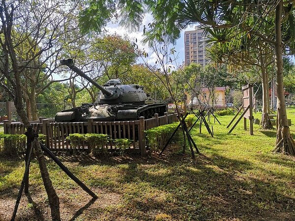 頂新公園驚見F－5E虎Π戰鬥機，以及陸軍主力M－48坦克矗立其間，讓人眼睛為之一亮。圖／陳忠賢攝