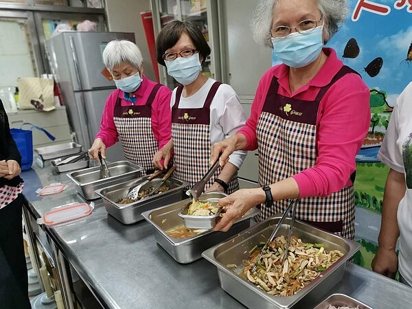 老人共餐是銀髮族的日常聚會，將長照服務盡量延伸。圖／陳忠賢攝