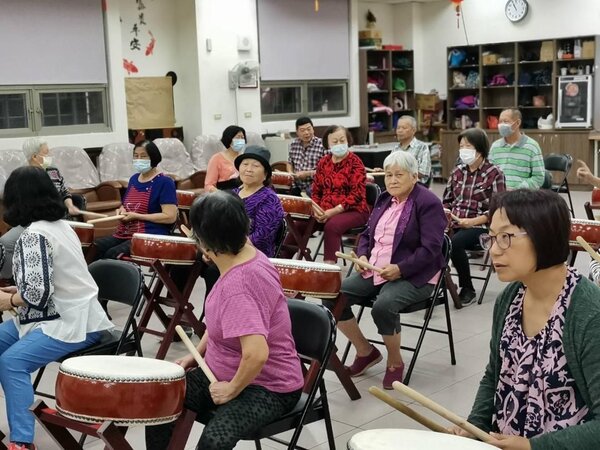 銀髮族打太鼓課程，訓練老年人的肌耐力，以及製作藝術作為陪伴治療。  圖／呂惠美提供