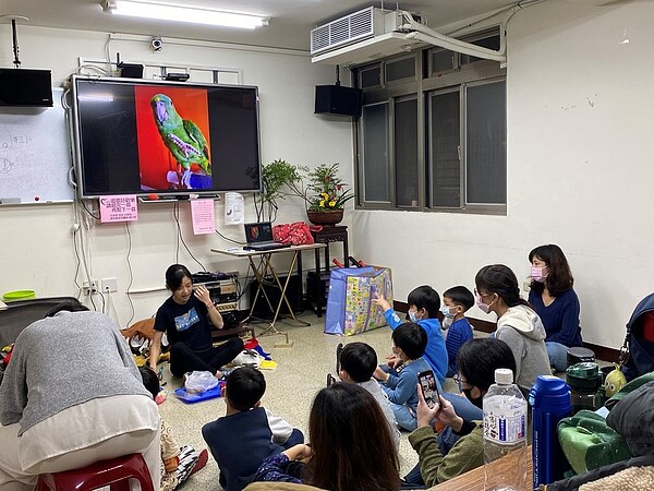 石牌里里辦公處個時段都排滿了課程供里民選擇，里民也都熱情參與，年齡層涵蓋幼年、青壯年、長者。圖／記者王詠宜攝