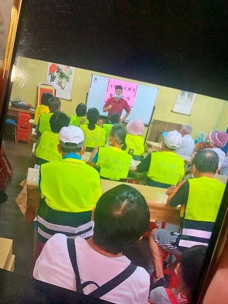 保護里區安全的巡守隊正在專心進行課程。圖／周希雯攝