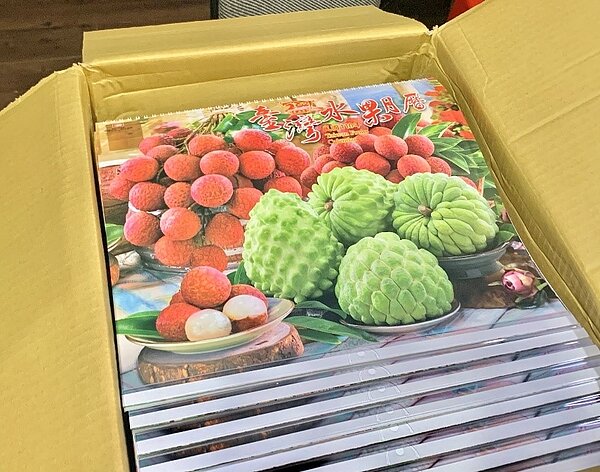 李錦睴製作許多精美月曆讓里民免費領取。圖／周希雯攝