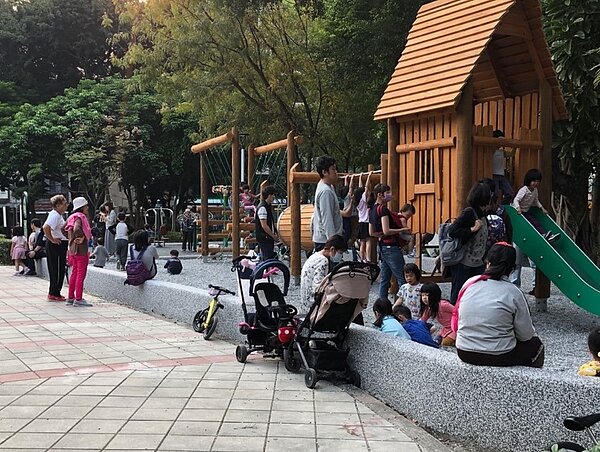 新遊樂設施剛完工時的人潮。圖／林育萱攝