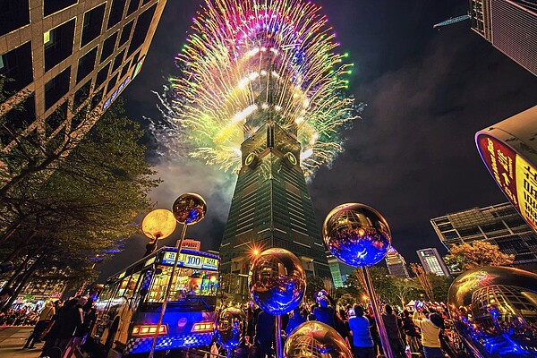 台北101公布2021跨年煙火,將推出時長300秒、共16,000發的煙火大秀,並全新推出「360度立體特效輪狀煙火」。圖/台北101提供