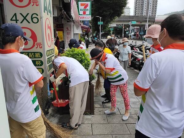 志工仔細打掃里區每個角落。圖／里長陳明松提供