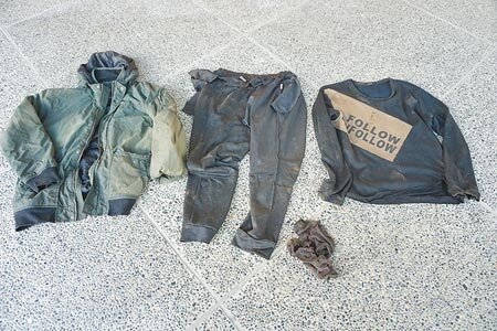 邱男闖中橫便道時，穿著厚外套及長袖衣褲，被尋獲時衣物已浸溼擺在一旁，下半身僅用防水帆布包裹。（王文吉攝）