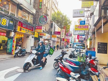 北市網路平台外送員工會理事長鄭力嘉表示，外送員日夜在外奔波，最擔心發生的就是遇到車禍。（吳康瑋攝）