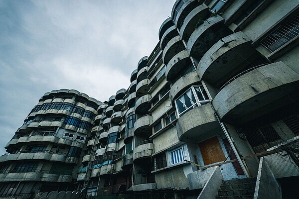 海灣新城因房屋外觀破損、缺乏管理,被稱為北海岸3大鬼屋之一 。圖/新北城鄉局提供