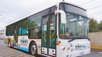 新北市推廣電動公車，除年底新增20輛，還有76輛申請中。（新北市交通局提供／葉德正新北傳真）