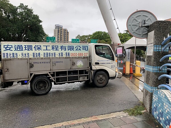據傳北桃水肥業者前往迪化汙水廠抗議,北市表示均為正常投放的水肥車輛。圖/北市衛工處提供