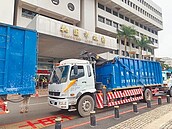 垃圾無處去　環保車繞桃市府抗議