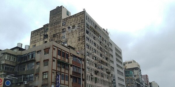 行政院會17日將拍板《都市更新條例》修正案,對危險建物「釘子戶」,將簡化地方政府代拆程序。圖/中時電子報資料照片