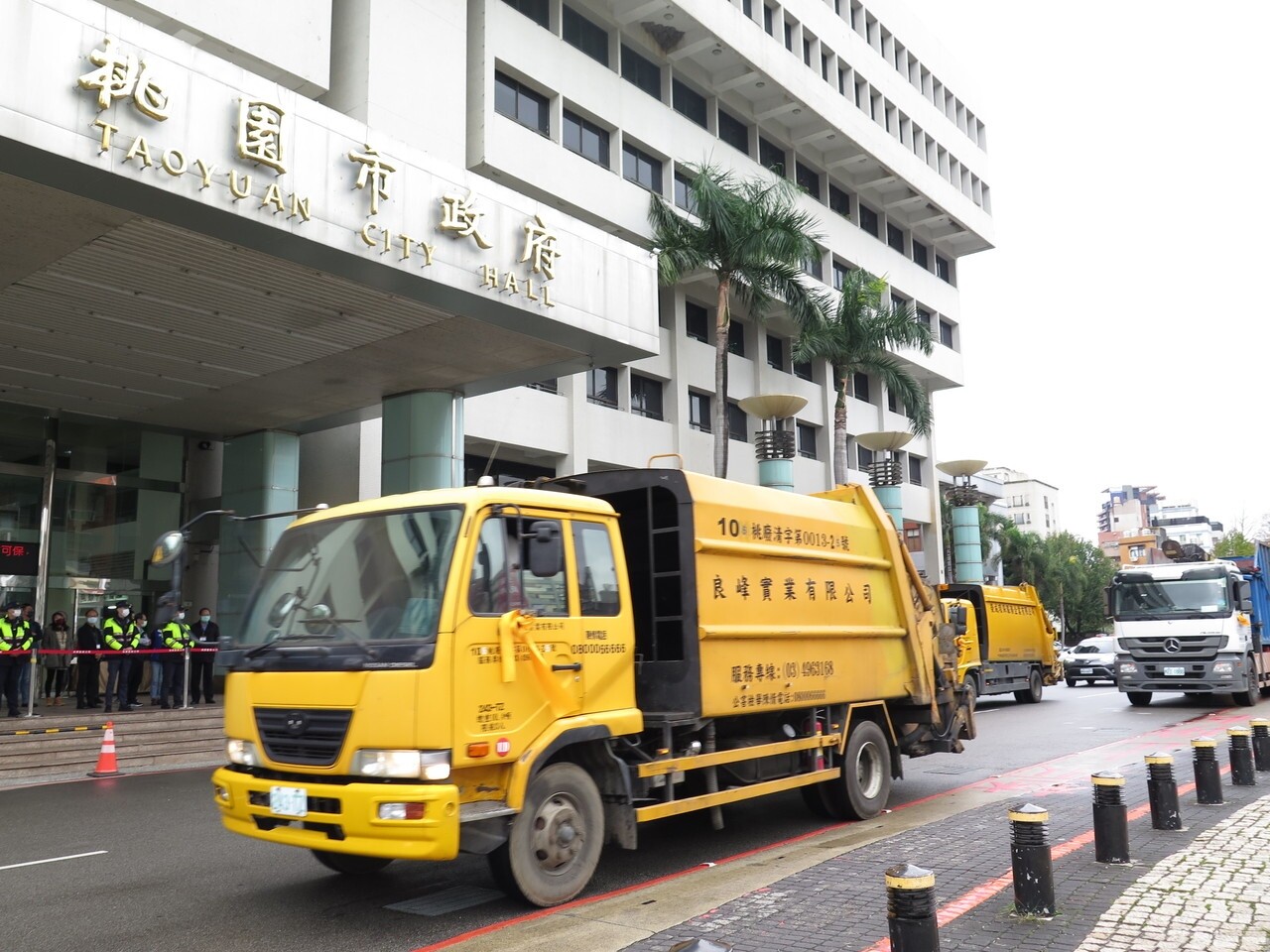 桃園市水肥清除商業同業公會昨天號召四十輛環保車輛到桃園市政府陳情，要求市府拒收外縣市水肥。記者張裕珍／攝影