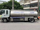 水肥亂象！合法業者怨無牌業者抽水肥　亂倒水溝、溪邊