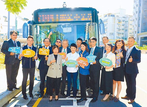 水湳經貿園區將實施先進自駕巴士,為國內第一個改造市區公車的示範,台中市長盧秀燕(右六)親自體驗。圖/盧金足攝