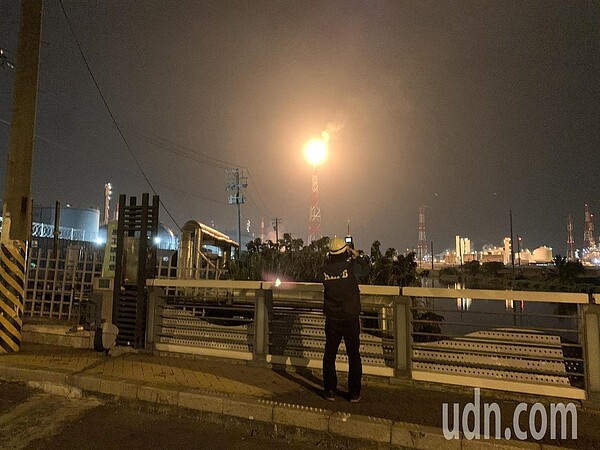 中油林園廠今晚傳出再排黑煙,環保局抵現場調查,所幸未影響當地空氣品質。圖/高市環保局提供