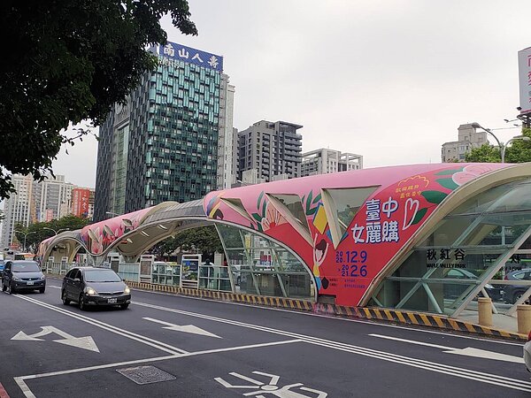 「2020台中女麗購」將主視覺搬上秋紅谷公車專用道站體。圖／台中市政府提供