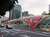 新年穿新衣！秋紅谷公車主視覺「女麗」爆棚