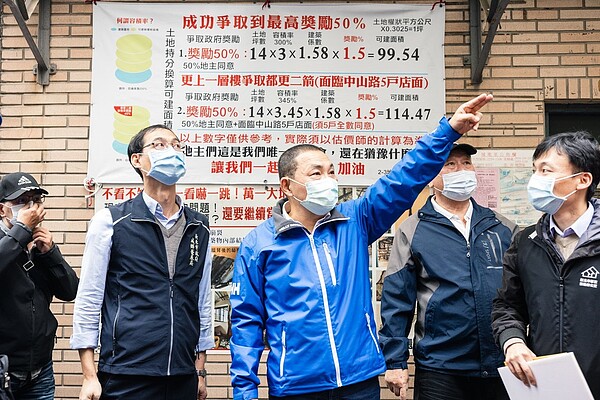 新北市長侯友宜日前到社區為住戶加油打氣。圖／新北城鄉局提供