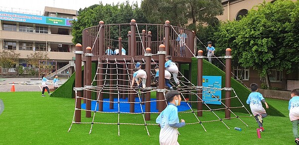 「青松樂園」主體遊戲區以老松國小校徽松果造型設計。圖/台北市教育局提供